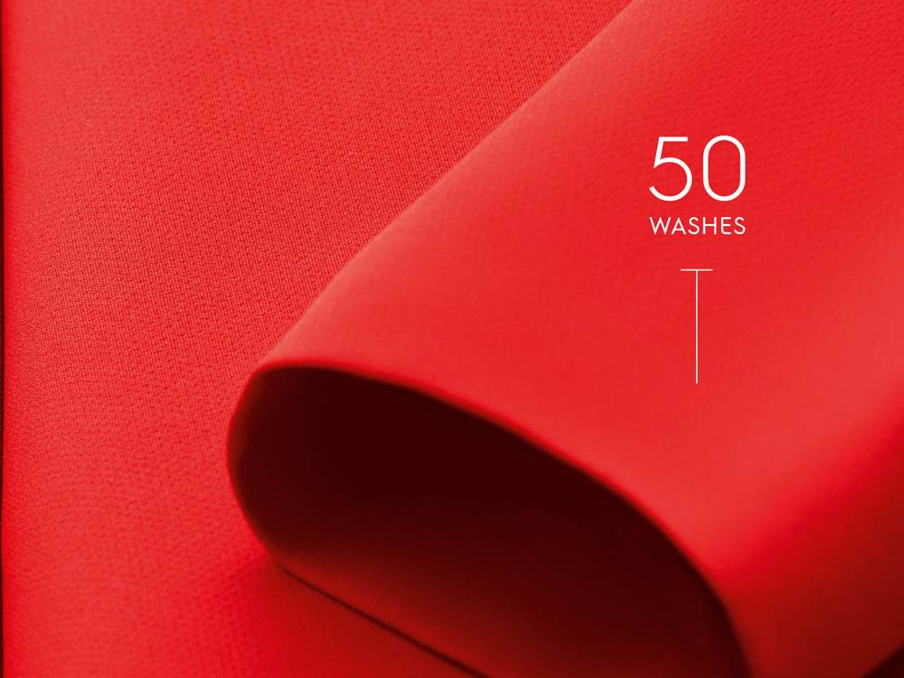 Vēl joprojām koši sarkans apģērbs pēc 50 mazgāšanas reižu ar Electrolux veļas mazgājamās mašīnas ColourCare sistēmu