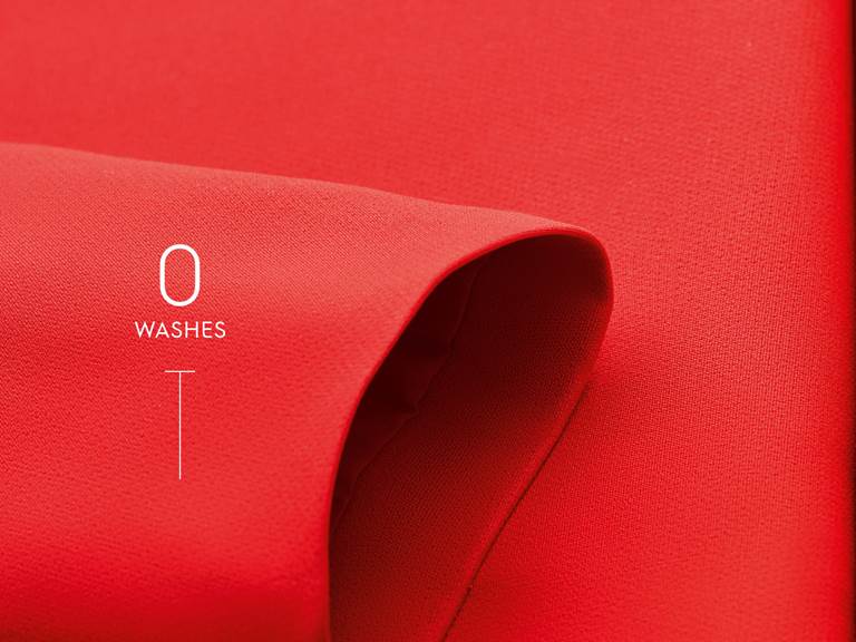 Koši sarkans apģērbs pēc 0 mazgāšanas reižu ar Electrolux veļas mazgājamās mašīnas ColourCare sistēmu